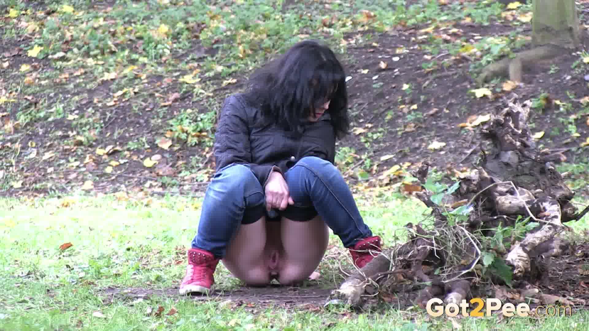 Русские девушки писают в кустах