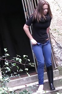 Keen Harlot Needs To Piss But Is A Little Shy