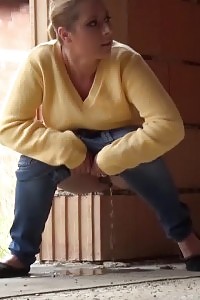 Blonde Is Househunting When She Needs To Piss