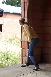 Blonde Is Househunting When She Needs To Piss