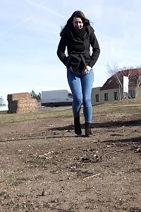 Amanda Hill Pisses In Public By Busy Route