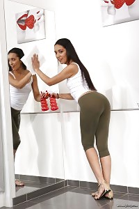 Gorgeous Babe Amanda Estela Pees Over A Mirror